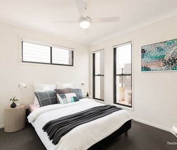 FOUR BEDROOM 2 BATHROOM TOWNHOUSE WITH SINGLE LOCK UP GARAGE & COVE... - Photo 1