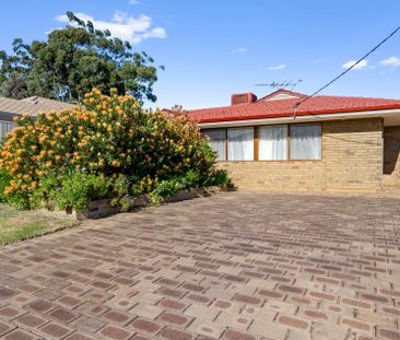 Spacious Family Home Backing onto Marri Reserve - Photo 3