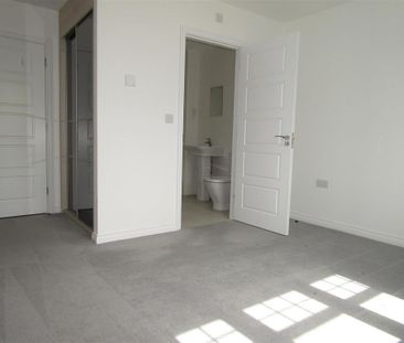 4 bedroom detached house to rent - Photo 2