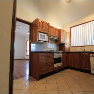 Lovely family home with a pool - Photo 2