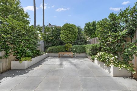 Spacious semi with sunny courtyard - Photo 4