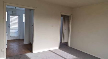 Close to town - 2/107 Waltham Road - Photo 5