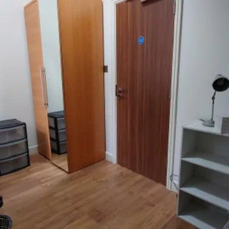 Standard 6 Bedroom Apartment - Photo 5