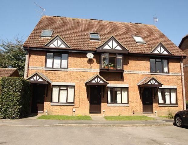 Tintagel Way, Woking - Photo 1