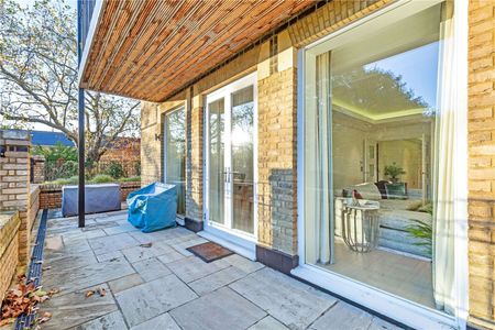 A superb ground floor two bedroom apartment with a wrap around terrace in the luxurious Wimbledon Hill Park. - Photo 5