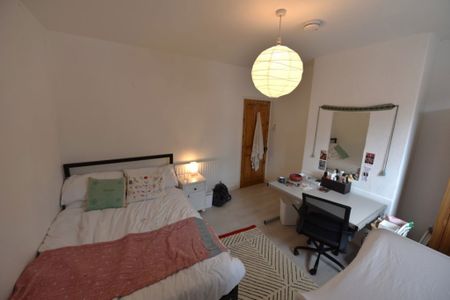 3 bedroom House in Hyde Park, Leeds - Photo 3