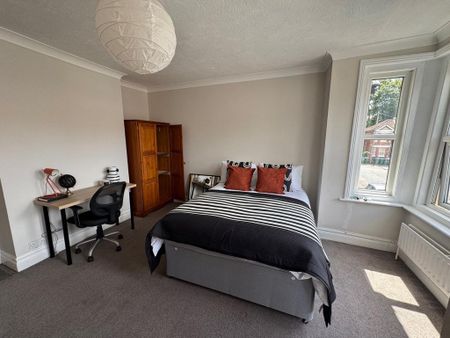 4 bedroom semi-detached house to rent - Photo 2