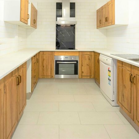 Well Presented Family Home! - Photo 3