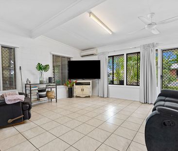 Spacious 4-Bedroom Home Backing Onto Park - Photo 4