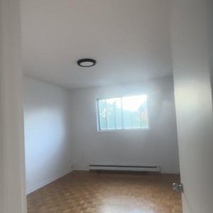 4 1/2 Longueuil pour le 1 nov. - Photo 2