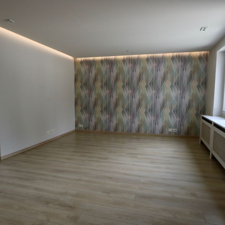 Instapklaar duplex appartement met 2 slaapkamers en autostaanplaats! - Photo 1