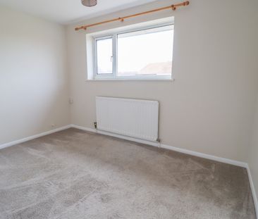 Well-proportioned three-bedroom semi-detached home - Photo 1