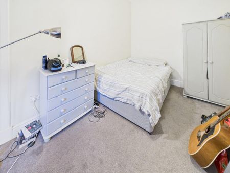 3 bedroom flat to rent - Photo 4