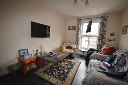 1 bedroom in a house share to rent - Photo 2