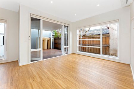 Two Storey Sun-Filled Townhouse! - Photo 5