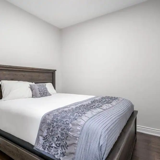 Toronto Furnished Detached Home for Rent - Elegant 4 Bedroom with Private Garden and Garage plus Fireplace - Photo 1