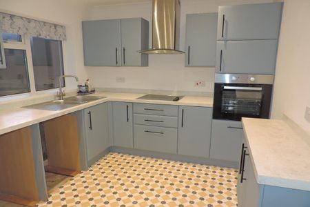 2 bedroom semi-detached bungalow to rent - Photo 4