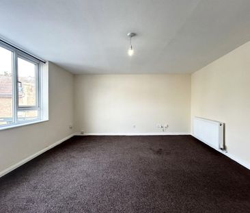 3 Bedroom Maisonette To Let - Photo 2