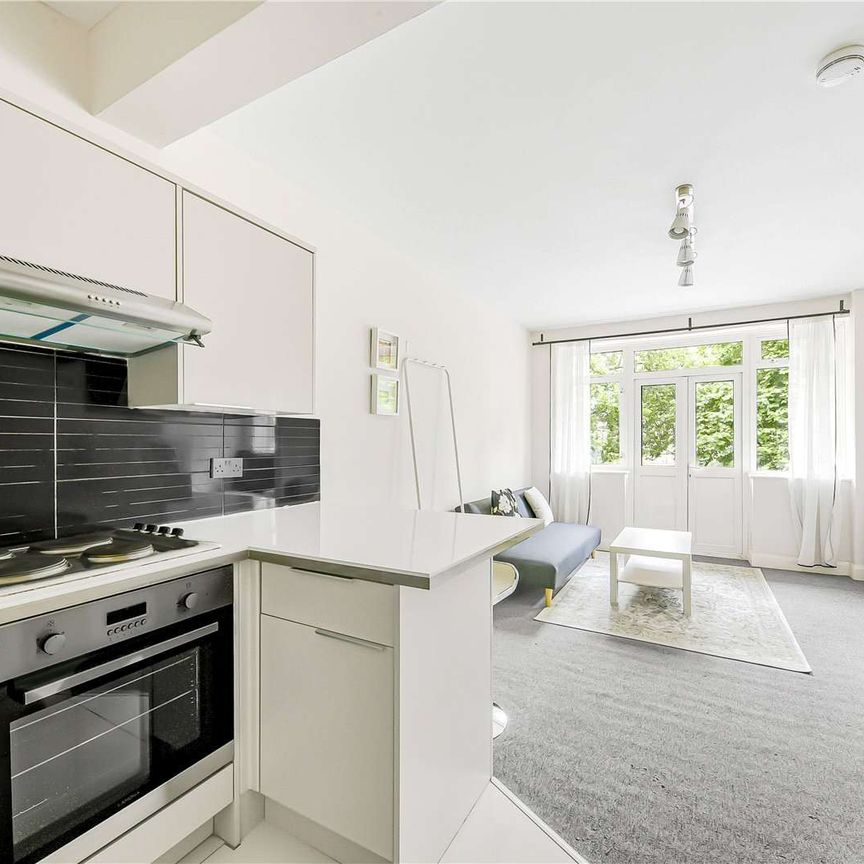 A well presented apartment in a purpose built development in Maida Vale including heating and hot water. - Photo 1