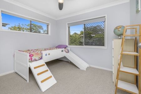 Bright & Airy 3-Bedroom Home – Walk to the Broadwater and Local Amenities - Photo 3
