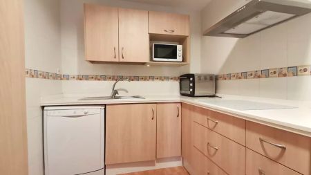 Room in a shared 4-bedroom apartment for rent in Huerta de la Reina - Photo 3