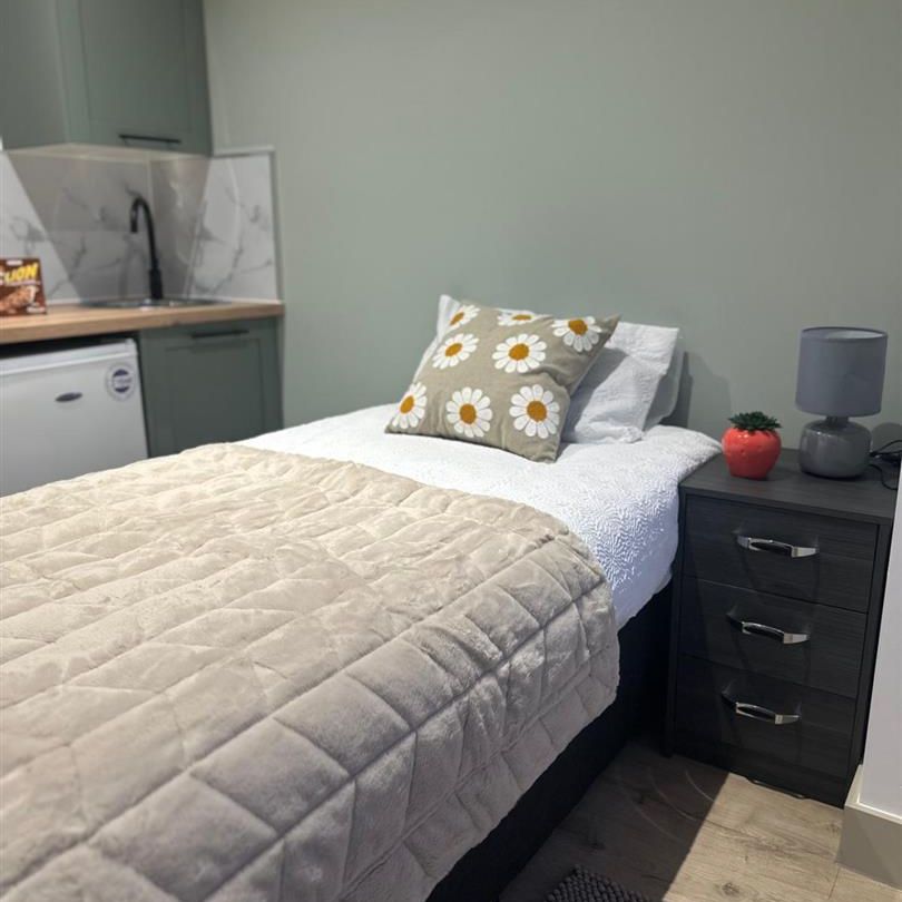 Candover Close, Harmondsworth UB7, London - Photo 1