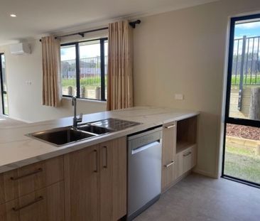 Modern 3-Bedroom Home - Photo 5