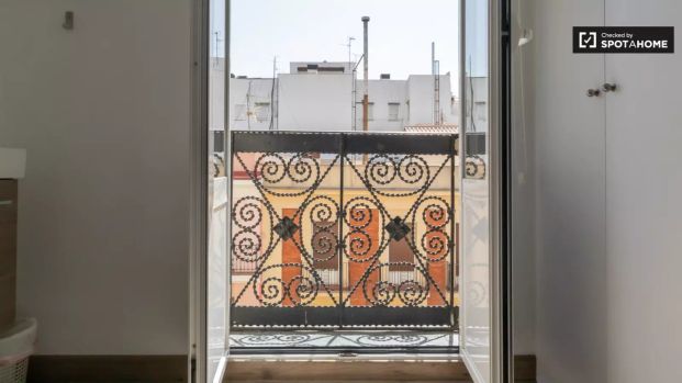 Room in student residence in Moncloa, Madrid - Photo 1