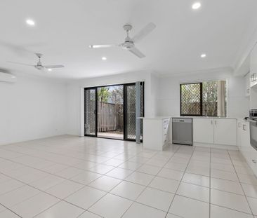 Spacious & Convenient Townhouse Living in Currumbin Waters - Photo 5