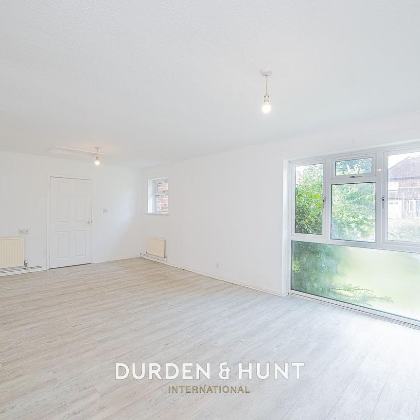 Moreton Road, Ongar - Photo 1