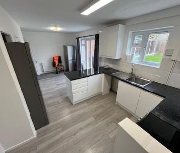 4 bedroom semi-detached house to rent - Photo 3