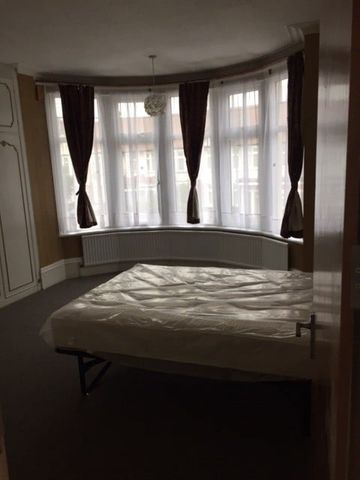 5 Bed Semi-Detached House, Berkshire Gardens, N13 - Photo 2