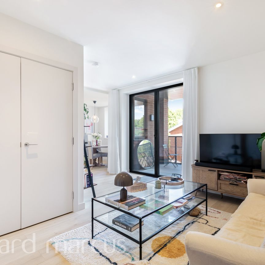 Voss Court, London - Photo 1