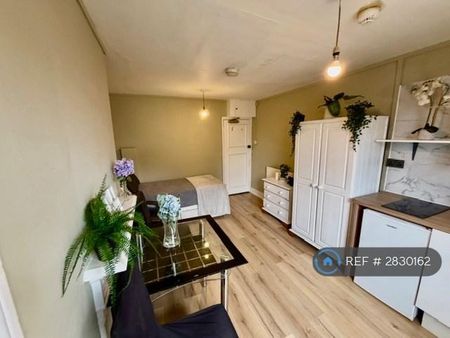 Studio to rent - Photo 3