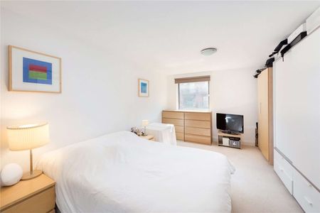 Modern 2 bedroom, 2 bathroom apartment to be newly redecorated, with 24/7 concierge, garaged parking and gym. - Photo 3