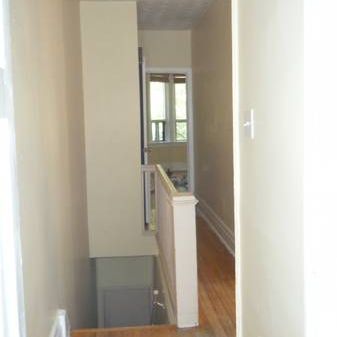 Bright 1-bedroom apartment close to public transit - Photo 4