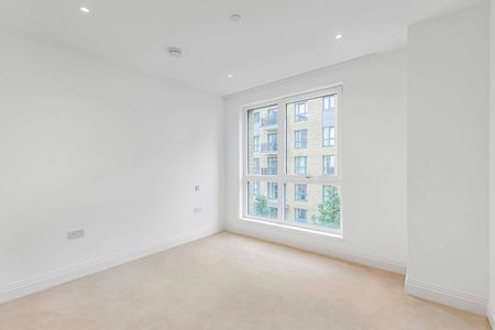 Immaculate three bedroom riverside apartment with balconies and underground parking - Photo 4