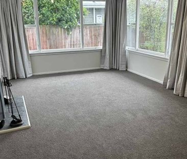 ** LARGE AND SPACIOUS FAMILY HOME ** - Photo 1