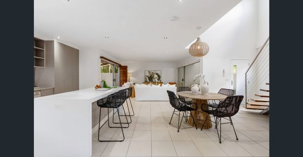 Luxury Villa in the Heart of Nobby Beach - Photo 1