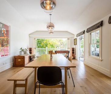 Classic Four Bedroom Villa Recently Renovated - Photo 3