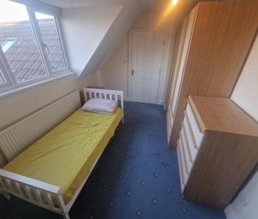 3 bedroom flat to rent - Photo 2