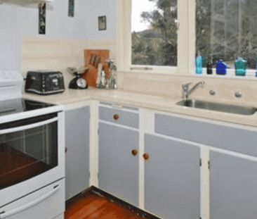 Large four bedroom home close to the hospital! - Photo 2