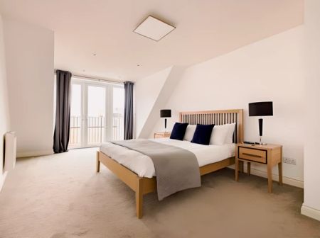 Two Bedroom Apartment - Balcony - Photo 5