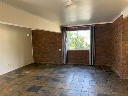 Spacious Ground Floor Unit in a Quiet Location - Photo 2
