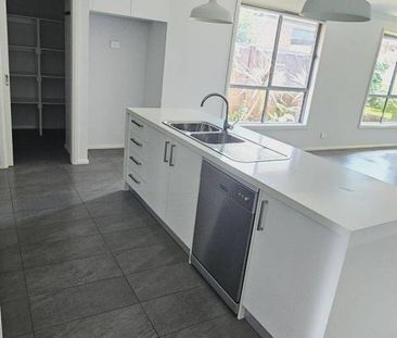 GORGEOUS 3 BEDROOM FAMILY HOME WITH KIDS RETREAT OR 4TH BEDROOM/STUDY - Photo 4