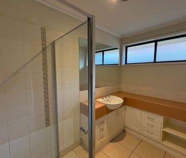 COMFORTABLE & SPACIOUS HOME ON A GENEROUS BLOCK! - Photo 6