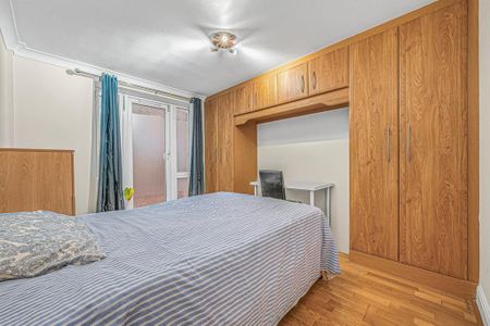 3 bedroom flat to rent - Photo 4