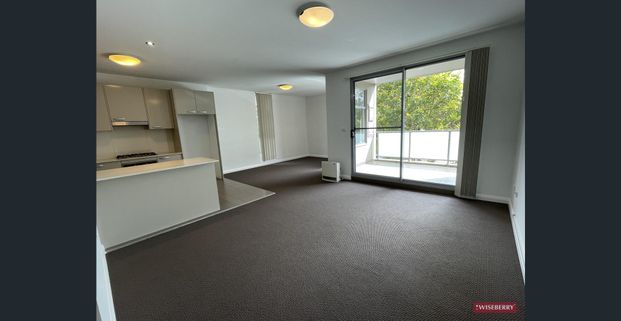 Oversized modern apartment situated in prime location - Photo 1