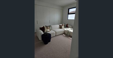 Caulfield South Townhouse for Lease — 4BR, 3BA, $1600/week from 28 February 2026 - Photo 2