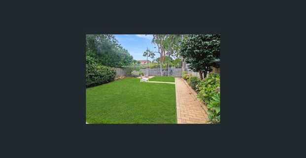 Spacious Apartment in Superbly Convenient Location - Photo 1